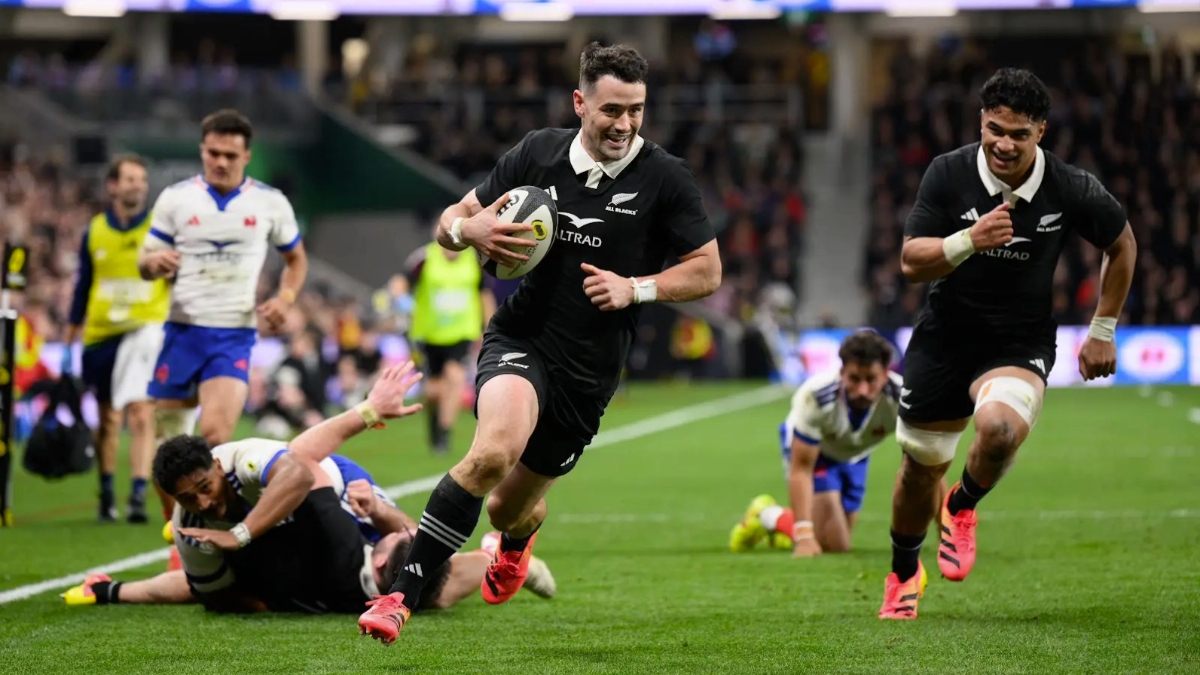 Will Jordan runs through to score for the All Blacks against France