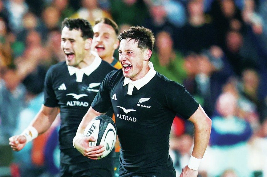 Cam Roigard runs through to score for New Zealand