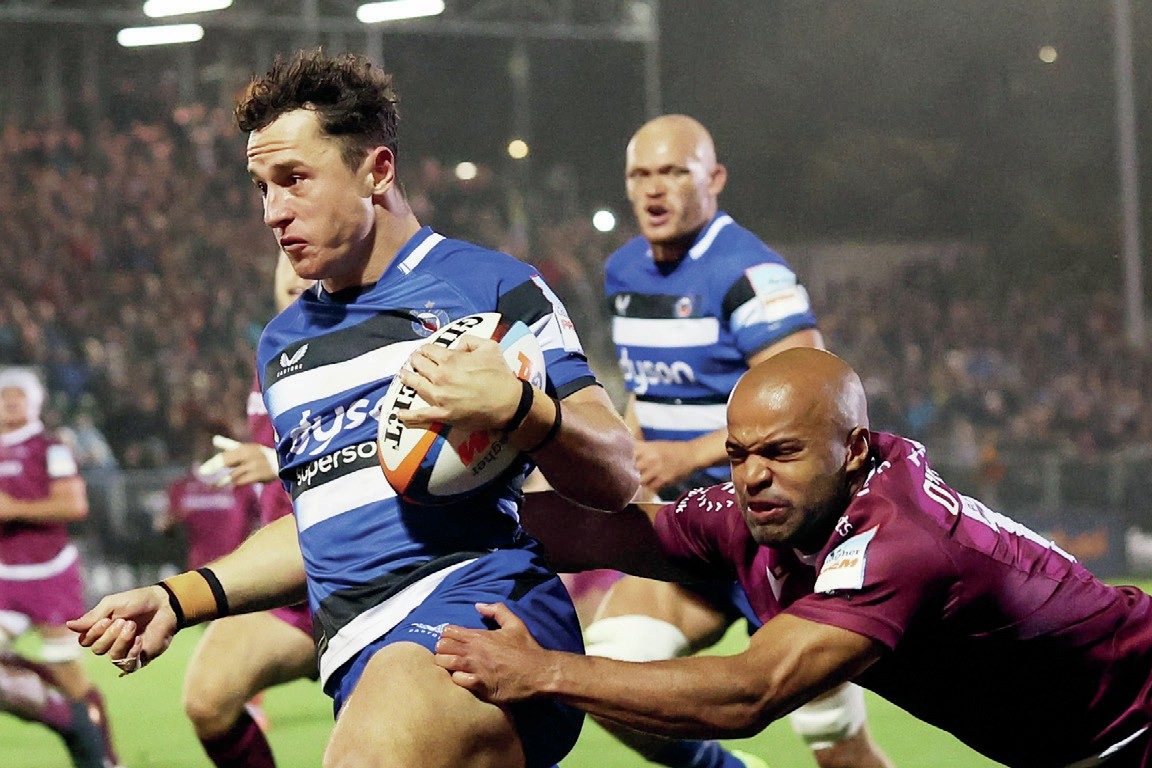 Henry Arundell goes in for the first try