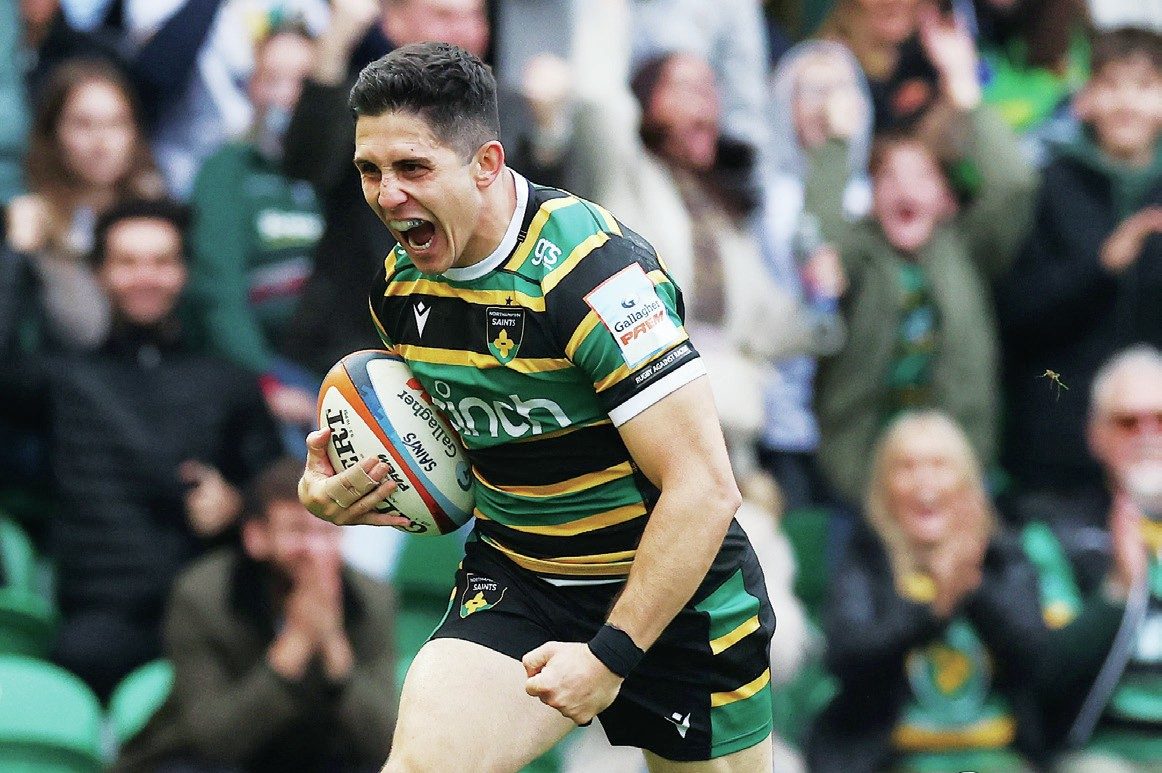 Anthony Belleau runs in to score his second try for Northampton Saints