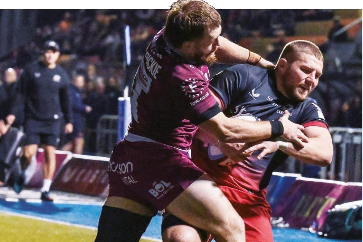 Luke Cowan-Dickie tackles Tom Willis