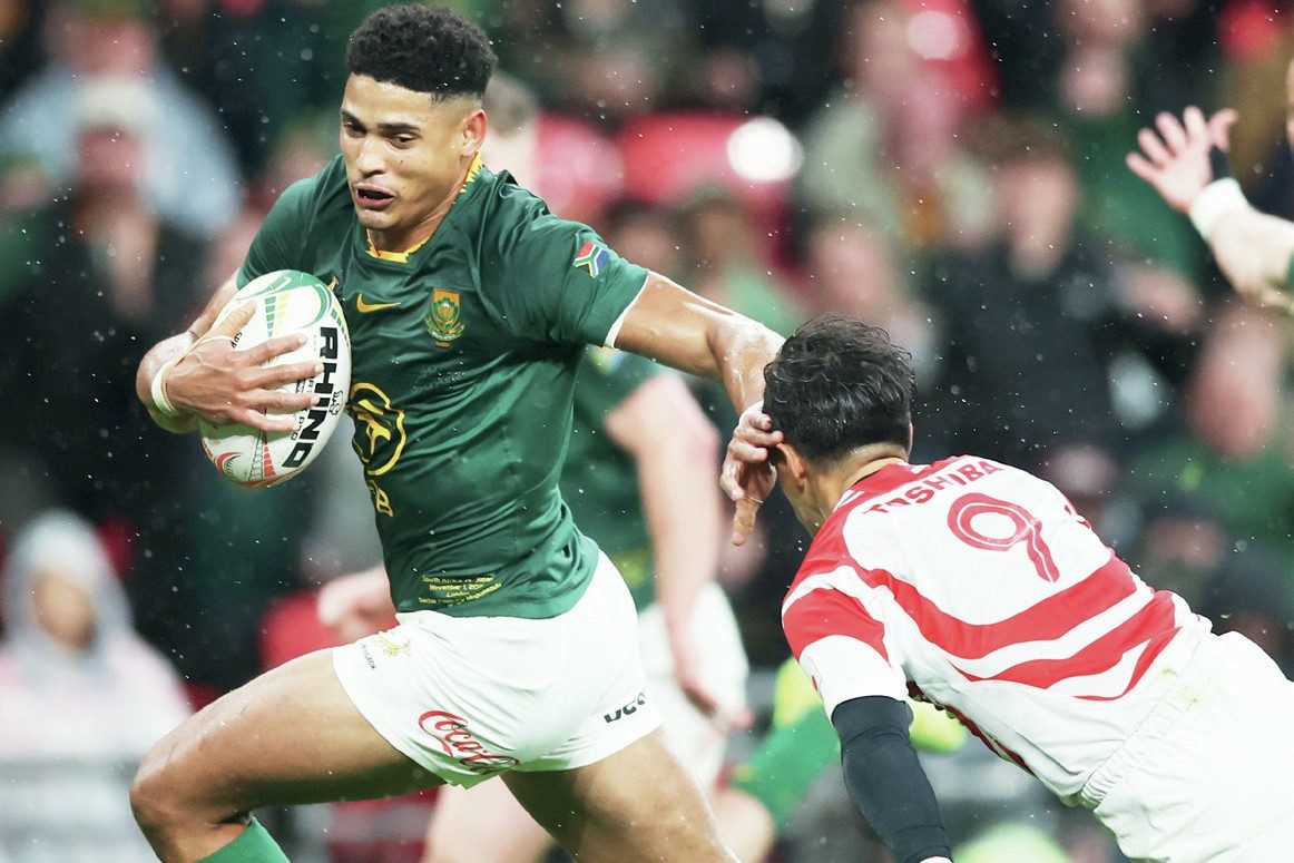 Sacha Feinberg-Mngomezulu runs in the second try for South Africa