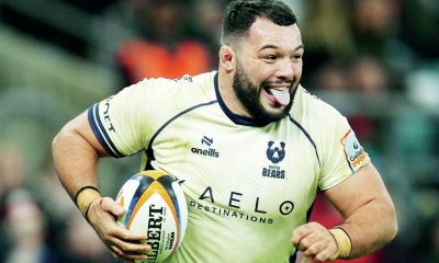 Ellis Genge on his way to the try line for Bristol Bears