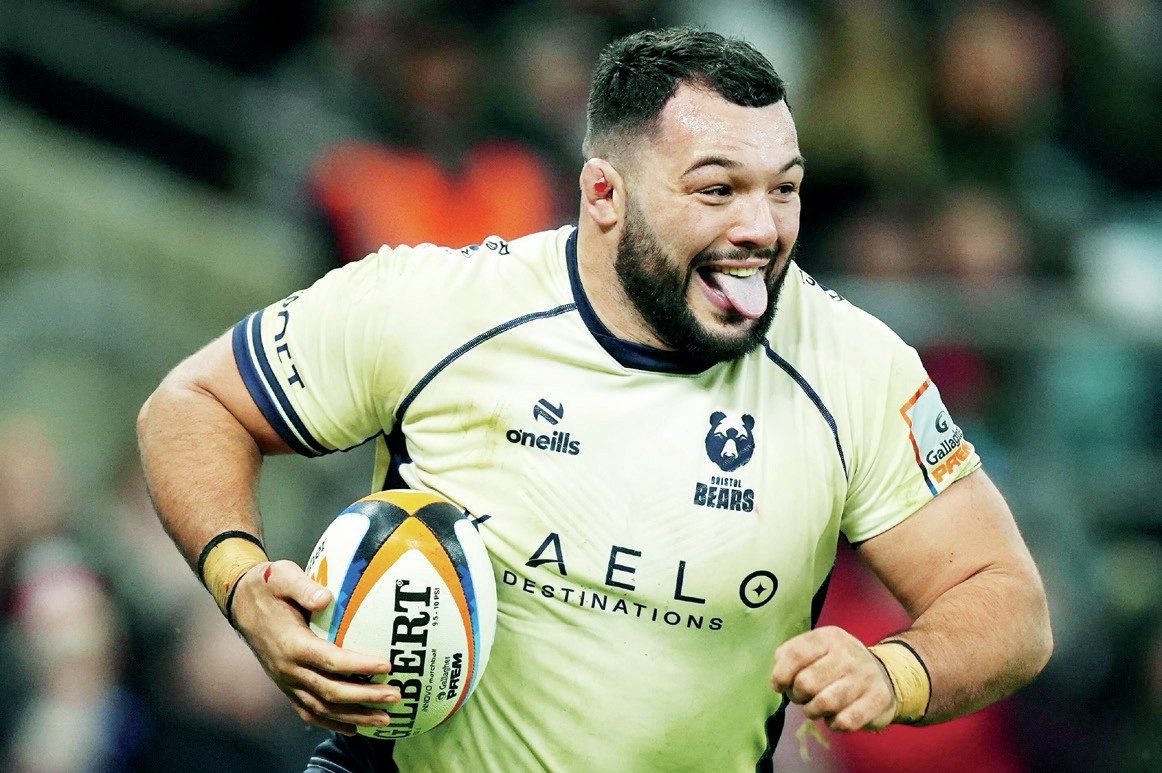 Ellis Genge on his way to the try line for Bristol Bears