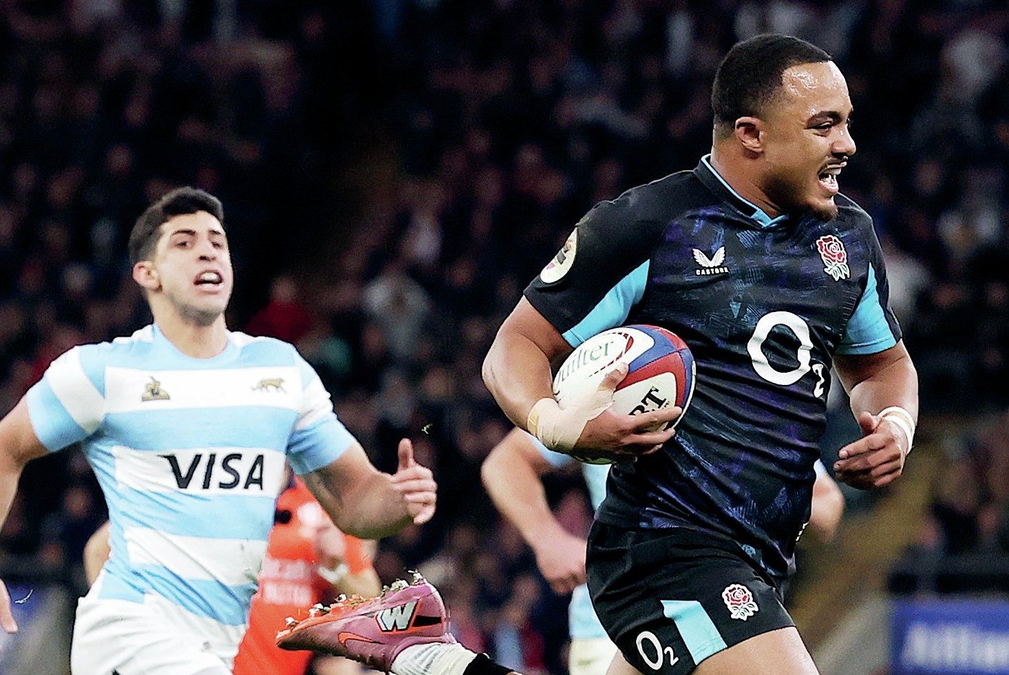 Max Ojomoh breaks clear to score for England in their match against Argentina