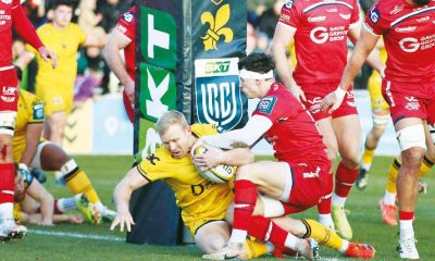 Tinus de Beer goes over for the first Dragons try