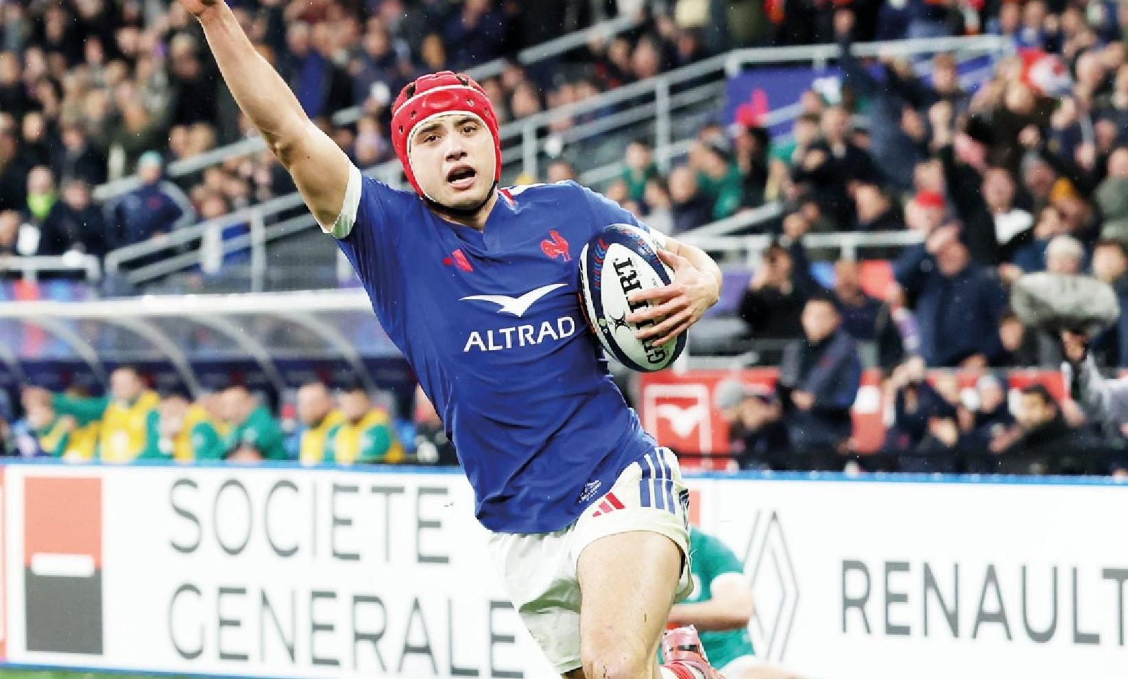 Louis Bielle-Biarrey runs in for France’s opening try