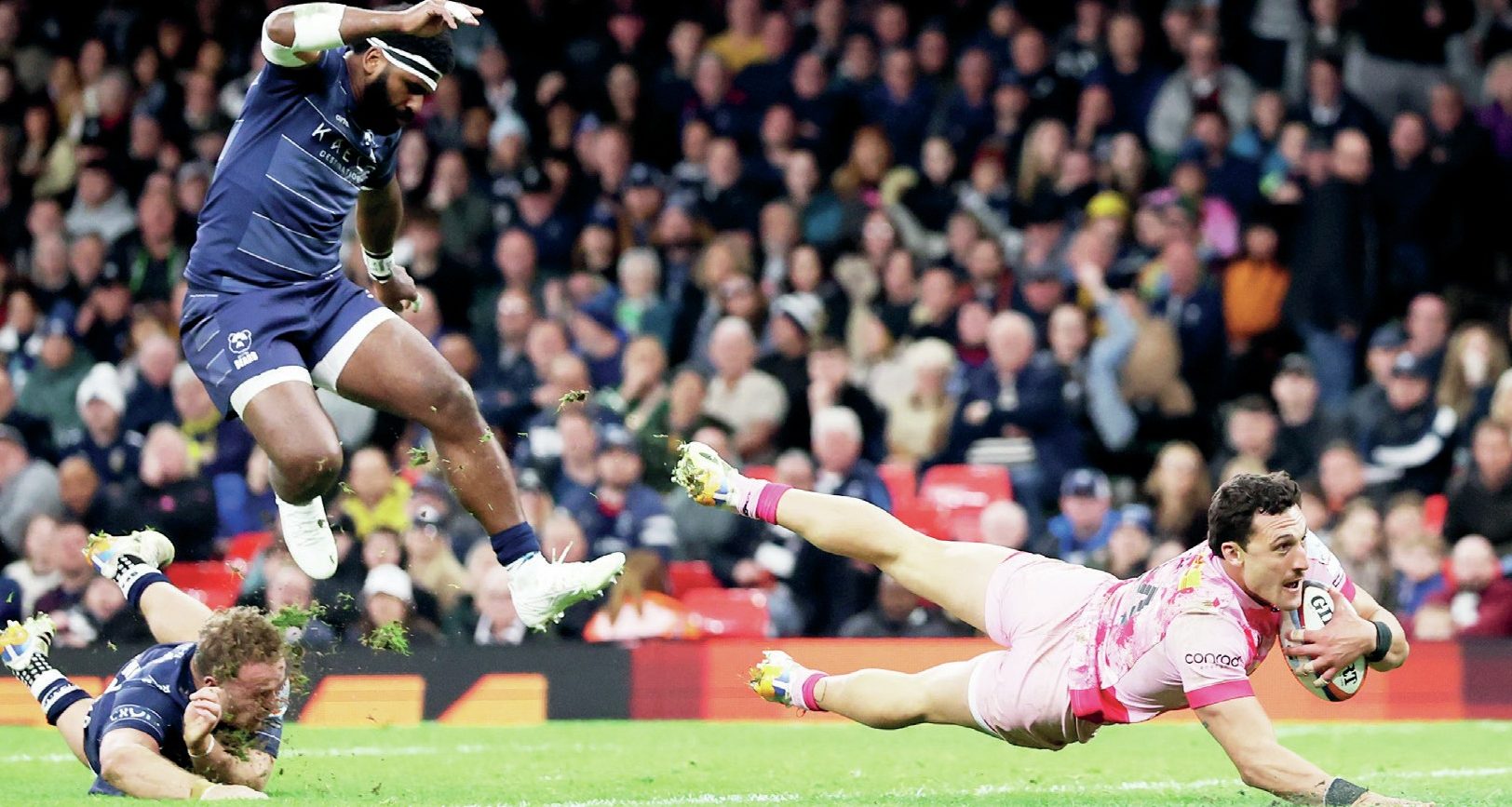 Rodrigo Isgro goes over for the winning try for Harlequins