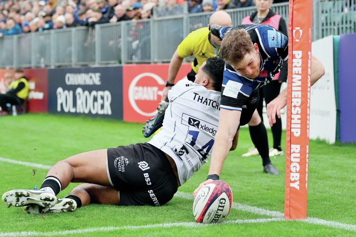 Ruaridh McConnochie scoring for Bath